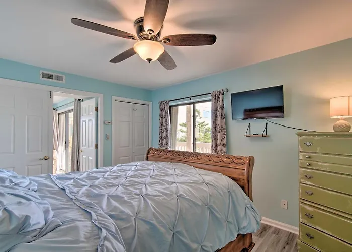 Walk To Shore! Ocean-View Condo In Carolina Beach
